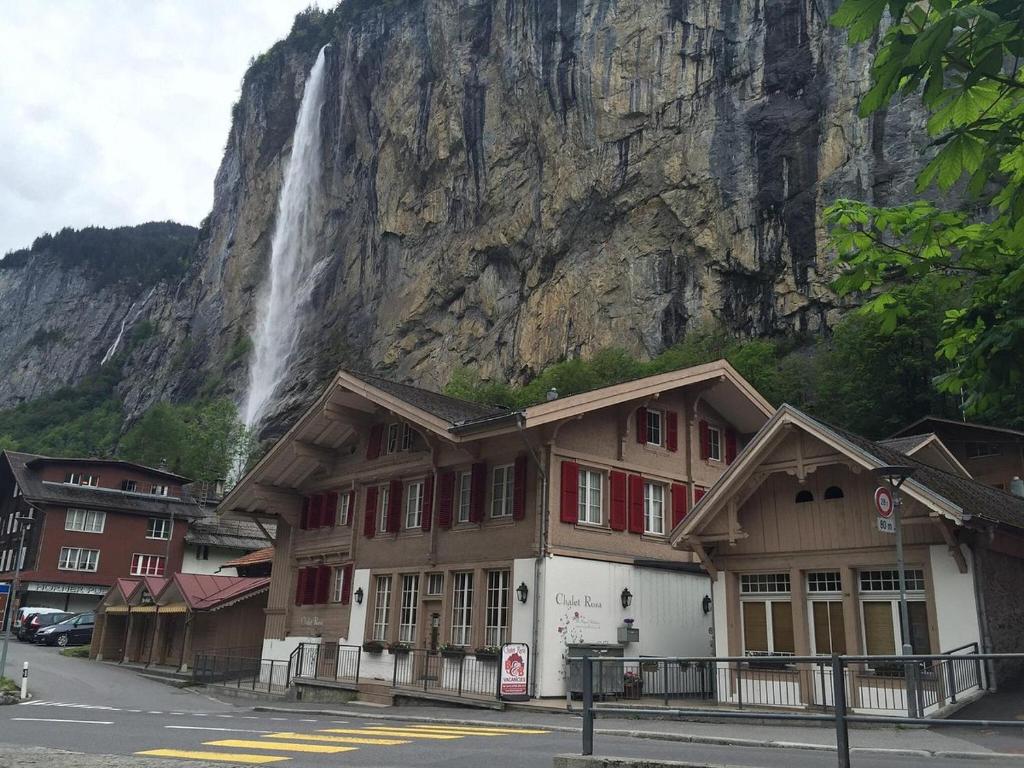 劳特布龙嫩洛萨别墅住宿加早餐旅馆的山前有瀑布的建筑