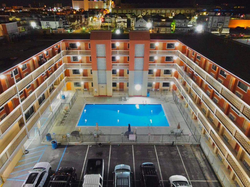 大西洋城Clarion Inn Atlantic City的夜间在游轮上欣赏泳池的空中景色