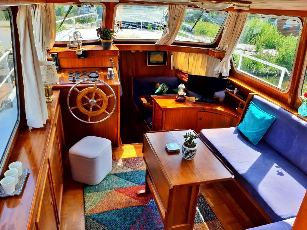 阿姆斯特丹Motor Yacht Amstelle的船上的一张沙发和一张桌子
