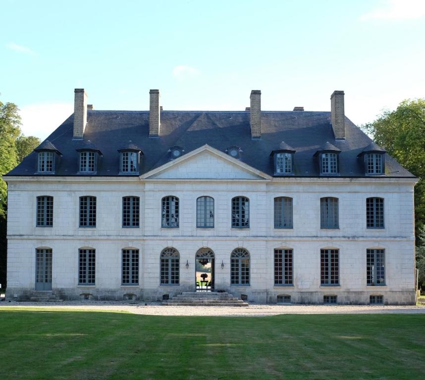 Grainville-YmauvilleChâteau de Trébons的一座大型白色房子,设有大院子