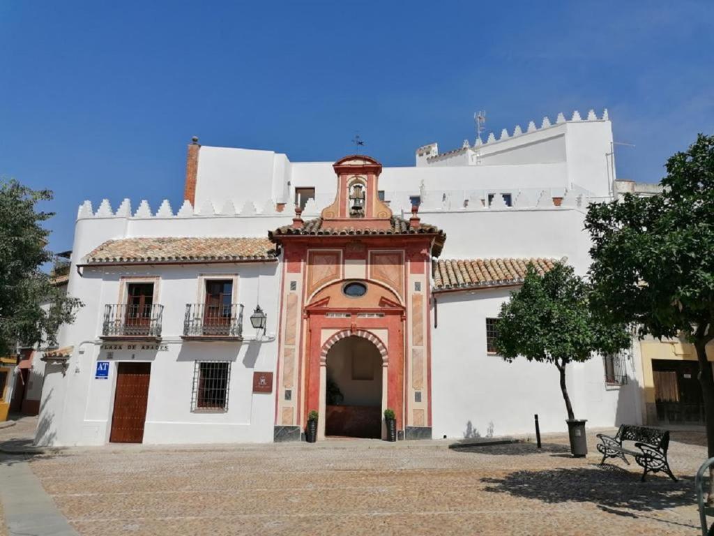 科尔多瓦La Ermita Suites - Único Hotel Monumento de Córdoba的一座建筑的顶部有一个钟楼