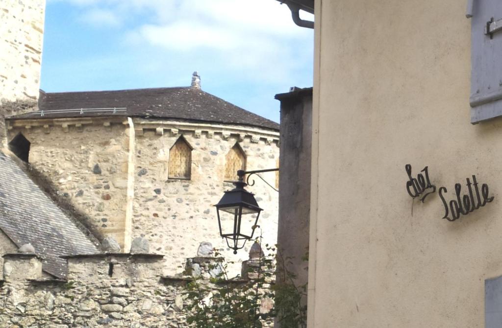 吕兹-圣索沃尔Chez Lolette的前面有路灯的古老建筑