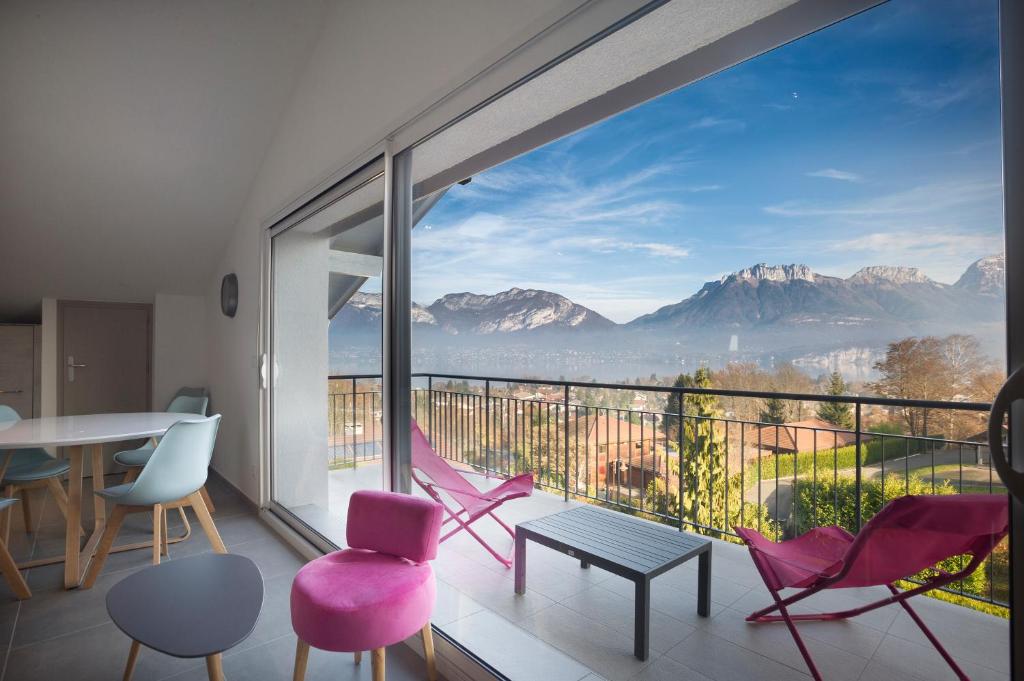 塞夫里耶Appartement Mont Blanc - Vue Lac的客房设有山景阳台。