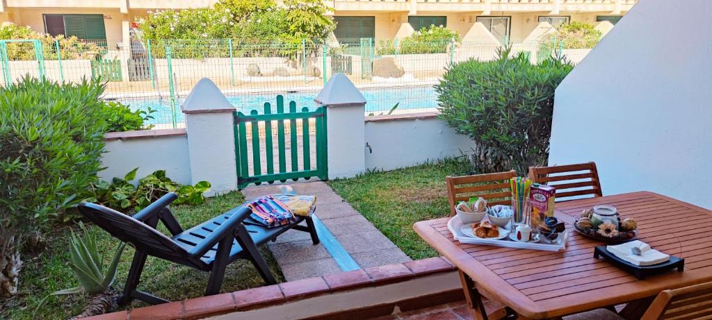 厄尔梅达诺Balancon Playa Cabezo的庭院设有围栏,配有桌椅