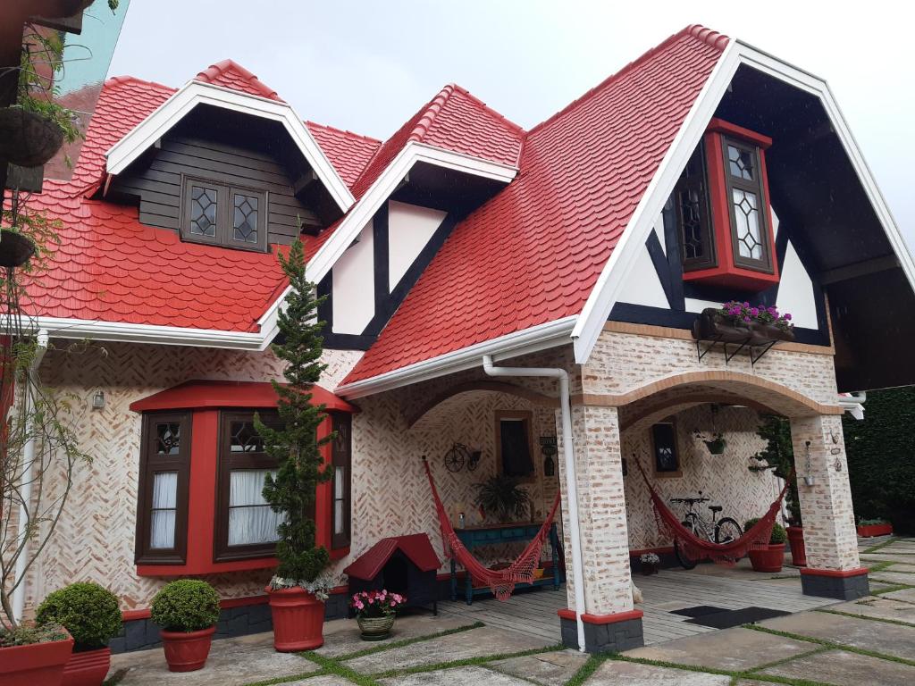坎波斯杜若尔当Pousada Toca dos Tucanos的红色屋顶的房子