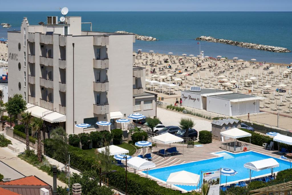 里米尼大西洋酒店的享有海滩美景,设有酒店和度假村