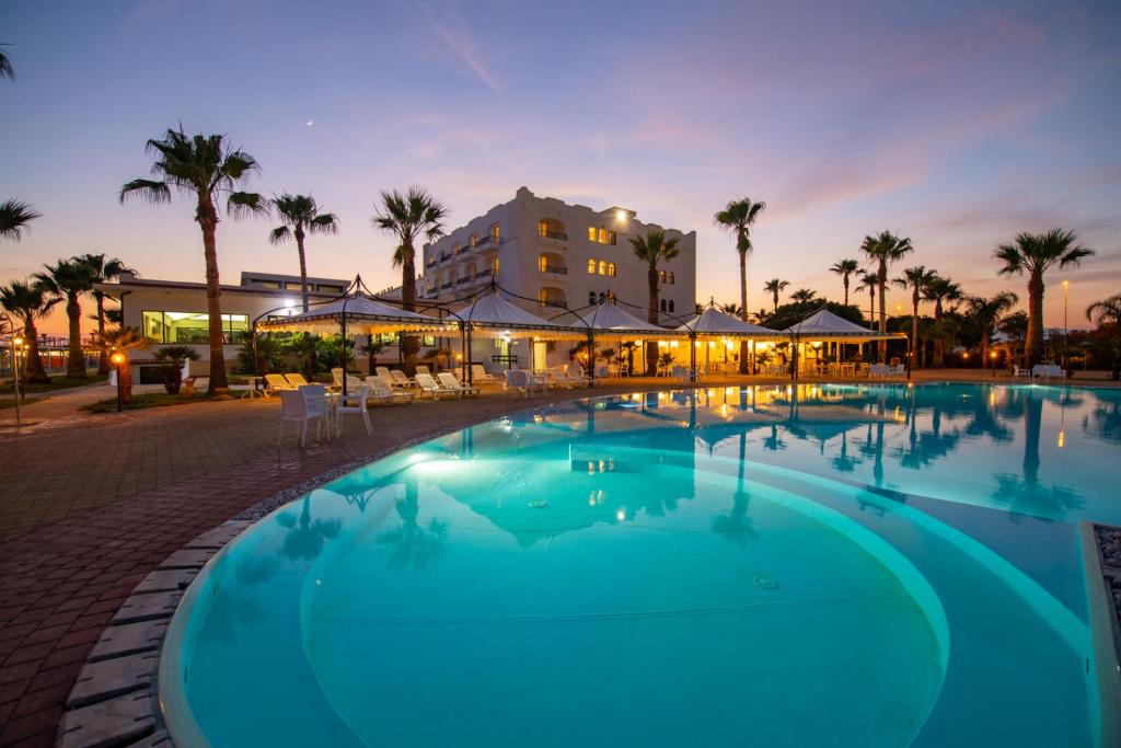 利卡塔Hotel Baia D'oro的酒店前方的大型游泳池