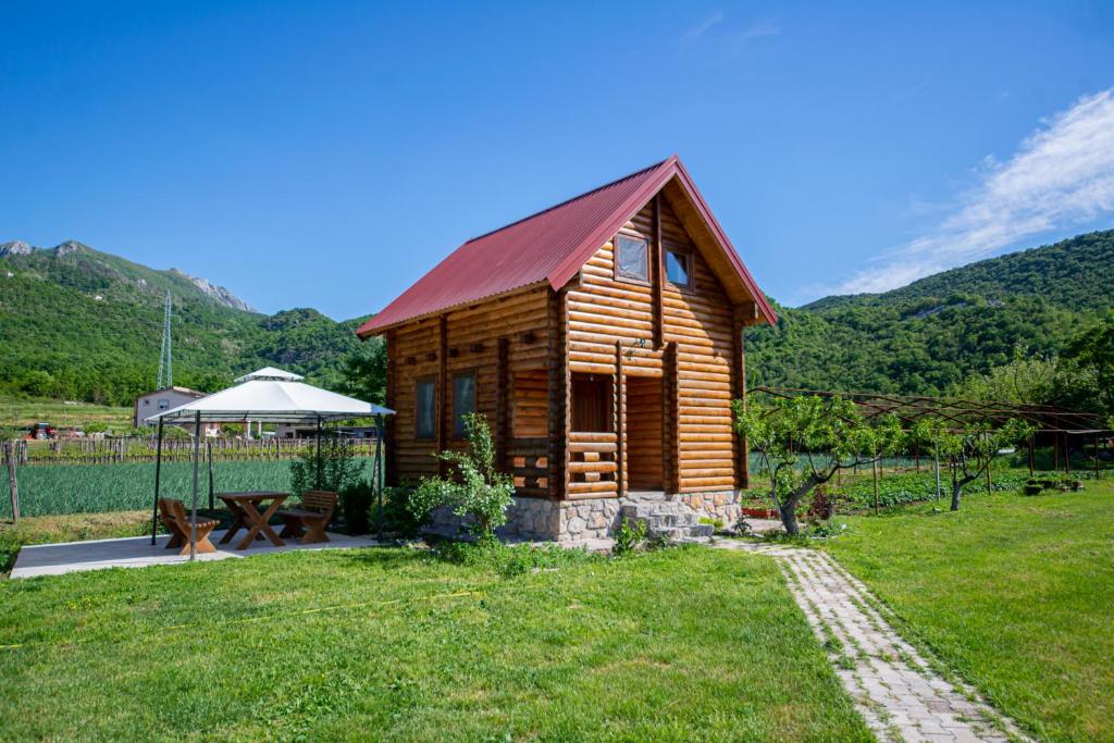 威尔帕扎Wood House的小木屋设有野餐桌和凉亭