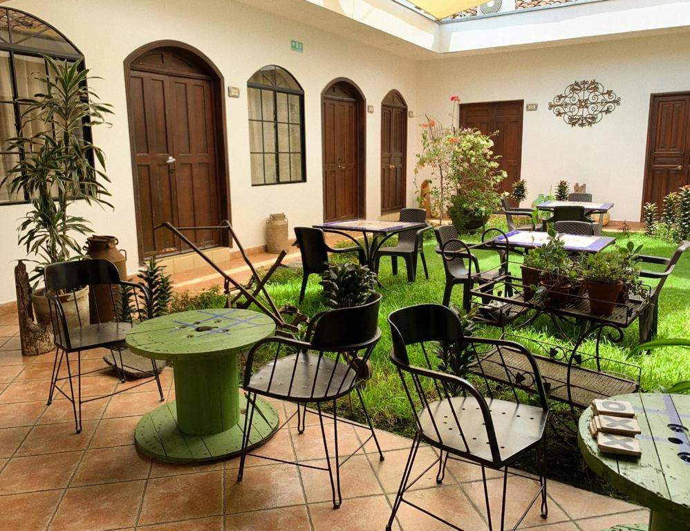 圣安娜Hostal Las Puertas的庭院内带桌椅的庭院。