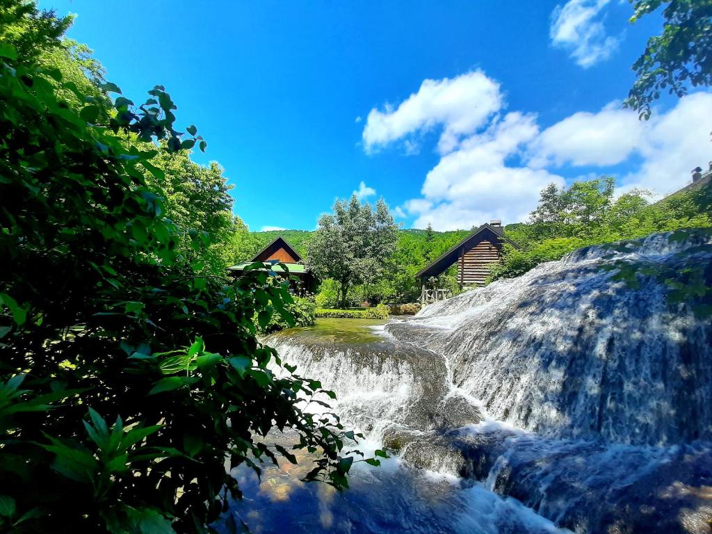 ŠipovoJanjske otoke - smještaj na selu (Milorad Piljić)的小木屋前的瀑布