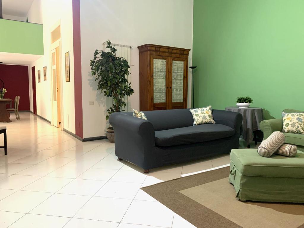 那不勒斯卡萨戴尔皮利比赛奇图公寓的客厅配有沙发和椅子