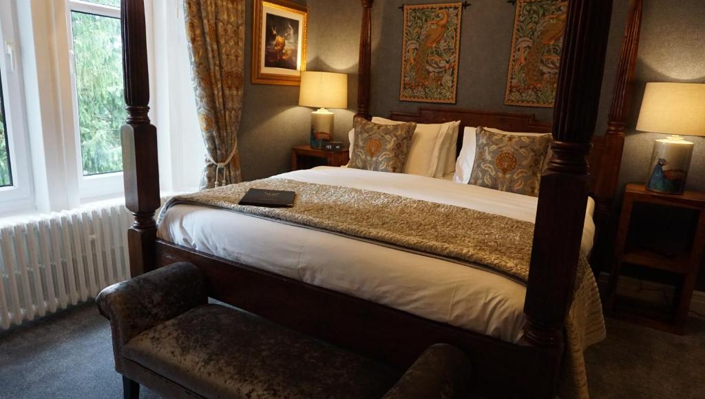 布莱尔高里Ivybank Lodge的一间卧室配有一张大床和一把椅子