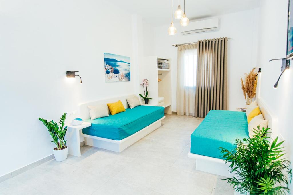 费拉Floresita apartment的客厅配有2张蓝色沙发和植物