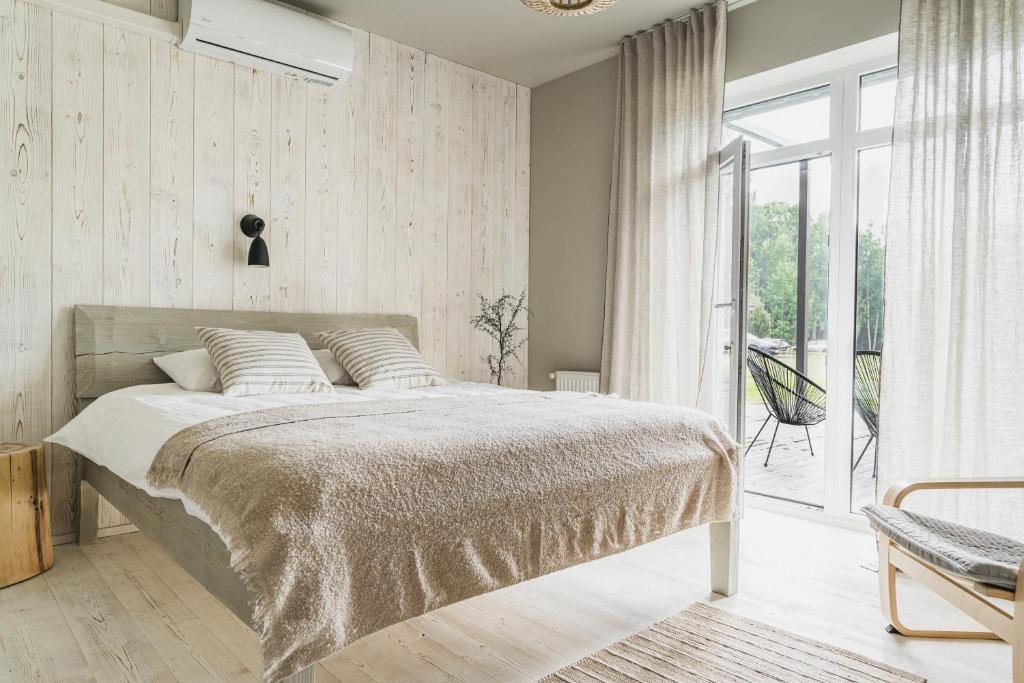图哈Guest House Garoza的一间卧室设有一张床和一个大窗户