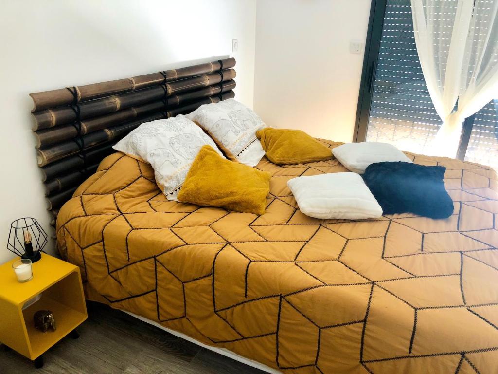 GuéreinsLa Croisée Chambre d hôte avec sanitaires partagés的一张床上的枕头