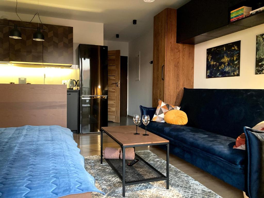 比亚韦斯托克Apartament Centrum Bocian的客厅配有蓝色的沙发和桌子