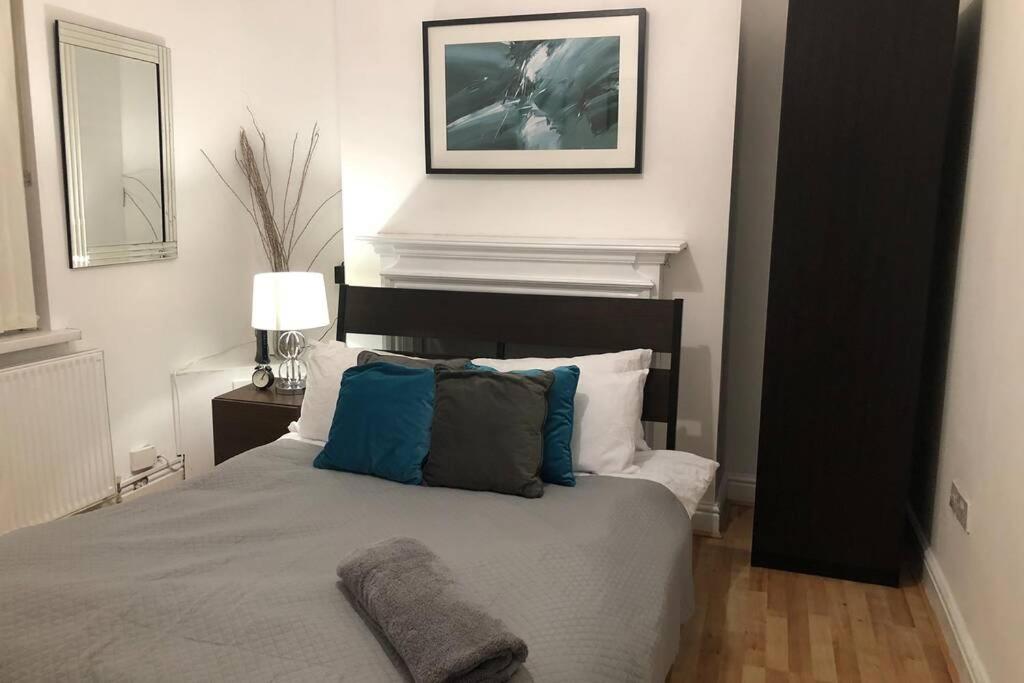 纽波特Le Grande Newport的一间卧室配有一张带蓝色枕头的大床
