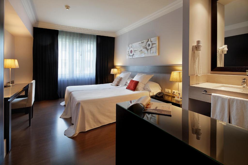 巴塞罗那康达多酒店的酒店客房设有床和水槽