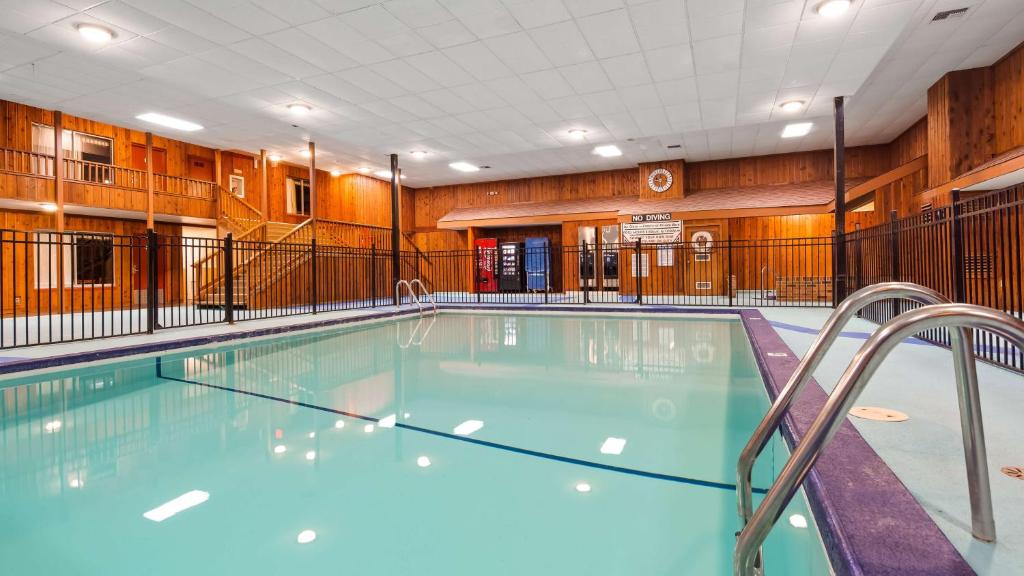 斯特吉斯Sturgis Lodge and Suites的大型建筑中的大型游泳池