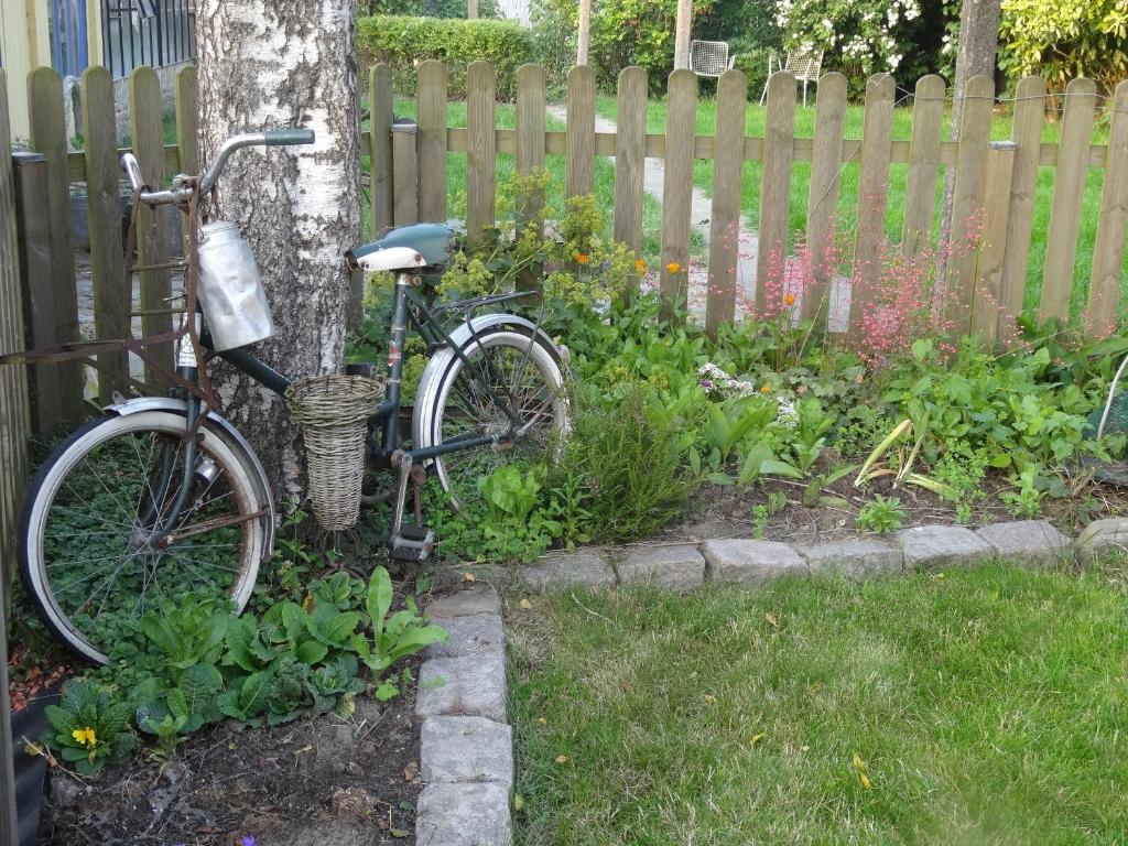 Merkem帕林特公寓的停在花园中树旁的自行车