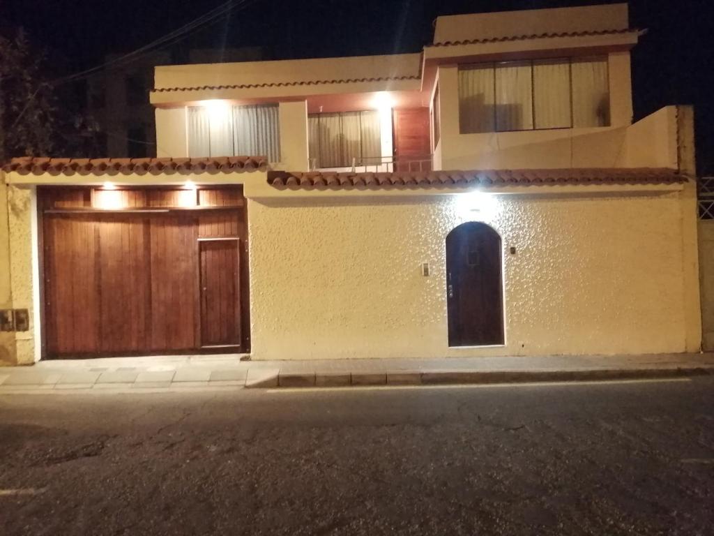 阿雷基帕La Casa de Leonardo YANAHUARA的一间房子,晚上有两扇车库门