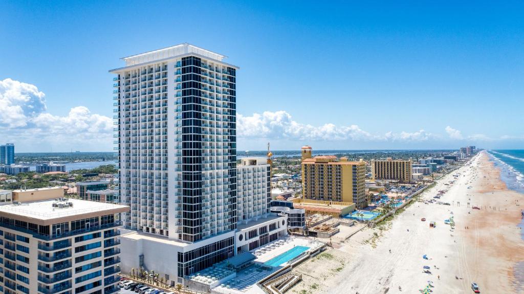 代托纳海滩Daytona Grande Oceanfront Resort的海滩旁高楼空中景观