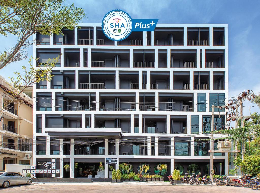 普吉镇Blu Monkey Hub and Hotel Phuket - SHA Extra Plus的建筑的侧面有标志