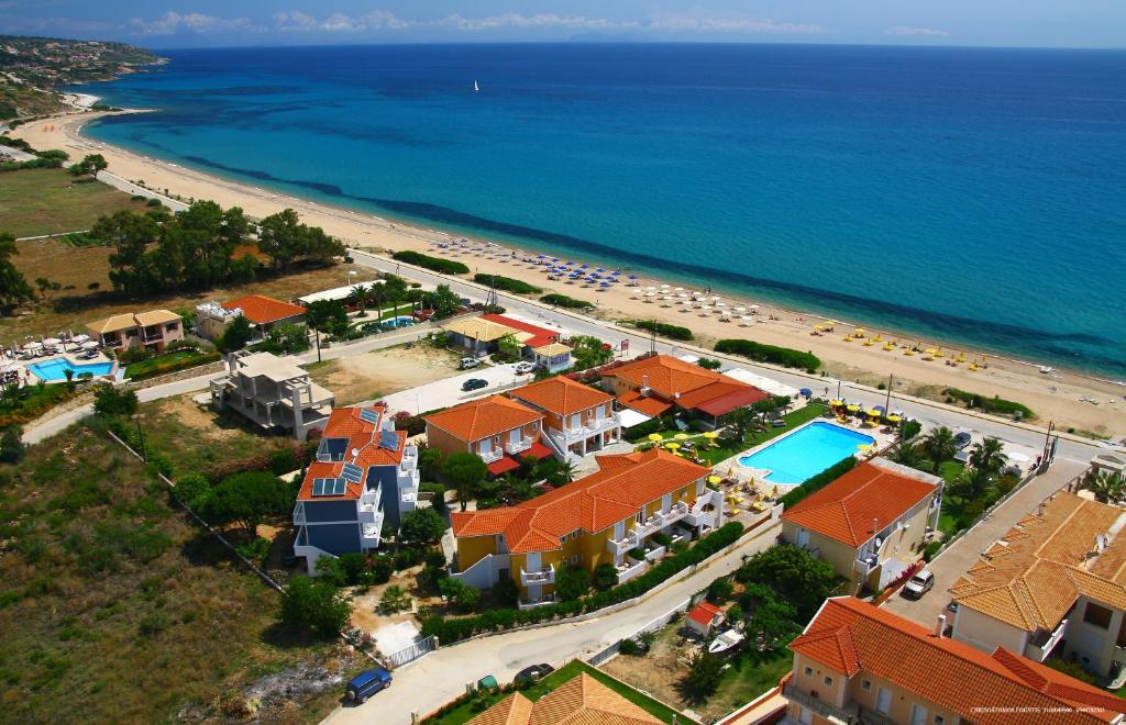 斯卡拉帕斯帕丽斯酒店的享有度假胜地和海滩的空中景致