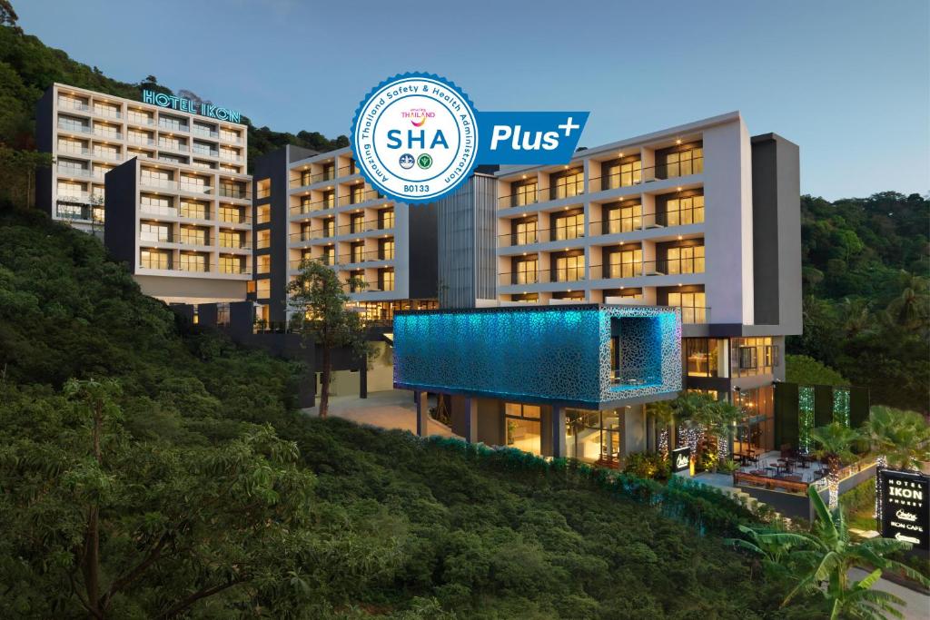 卡伦海滩Hotel IKON Phuket - SHA Extra Plus的 ⁇ 染了酒店和水疗中心