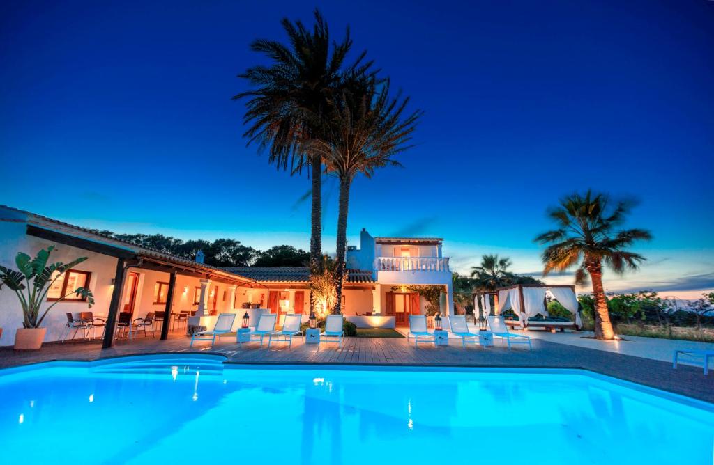 埃斯卡洛艾斯帕斯福门特拉农场酒店的棕榈树屋前的游泳池