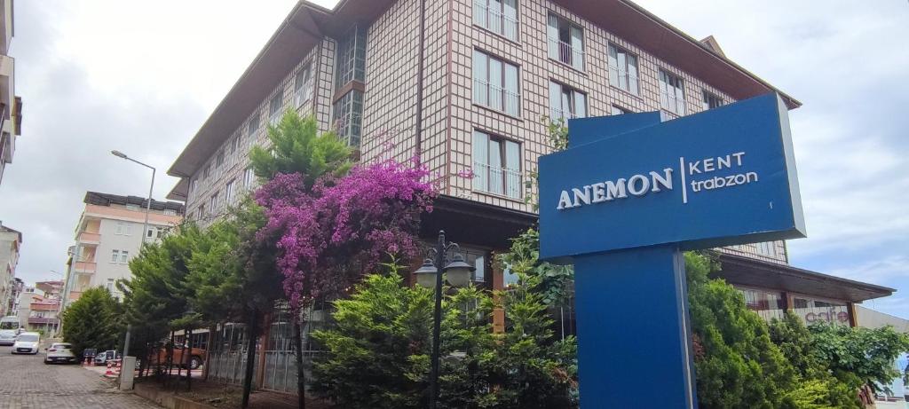 特拉布宗Anemon Trabzon Hotel的建筑前的蓝色标志