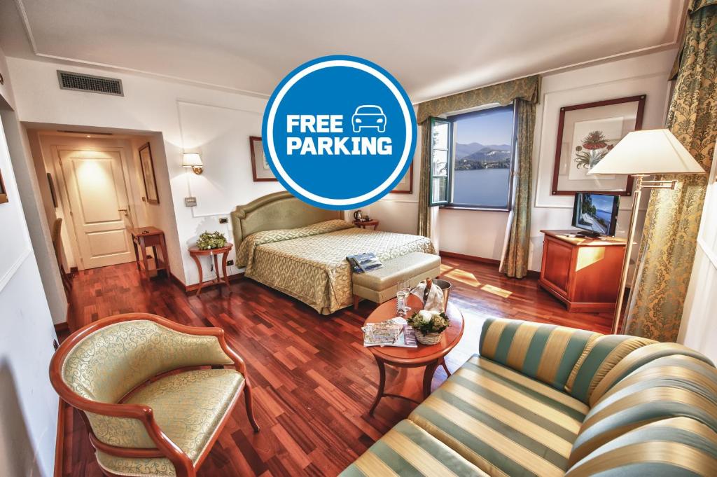 贝尔吉拉泰卡萨利塞斯特纳酒店的客厅配有沙发和1张床