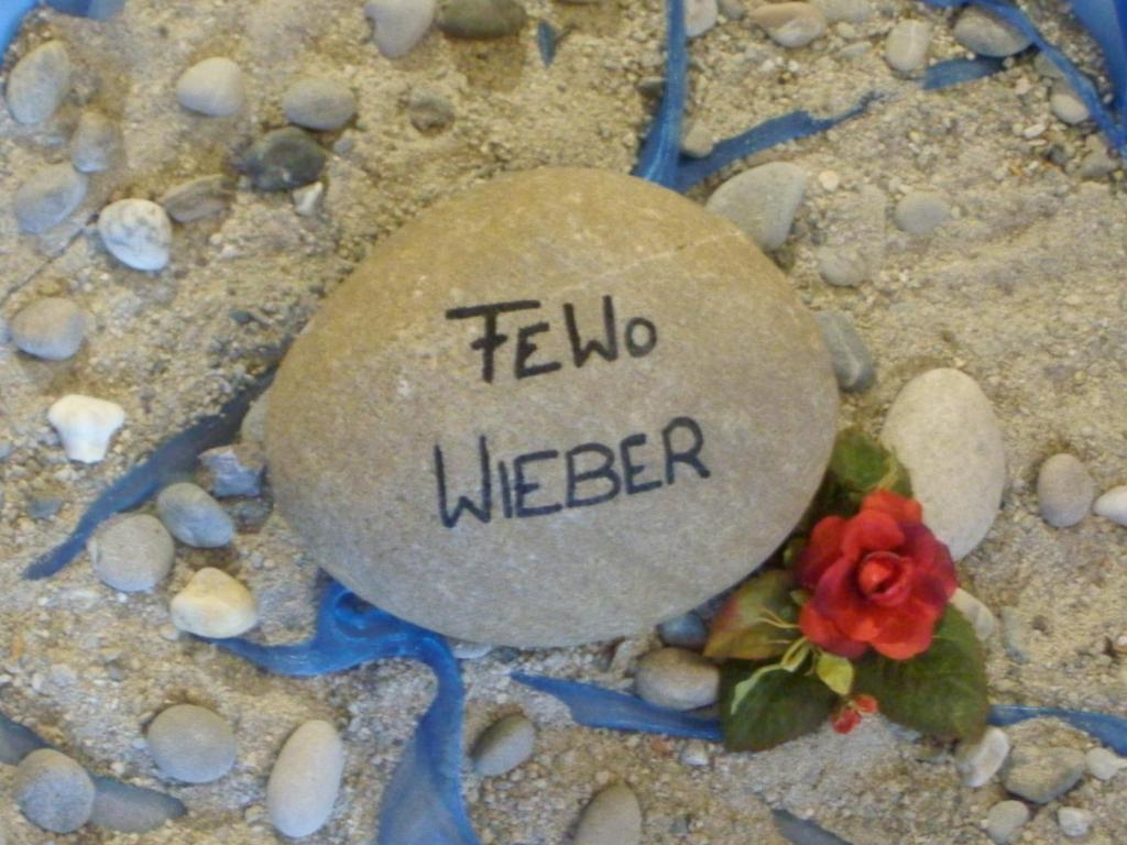 卡佩尔-格拉芬豪森韦伯公寓的沙滩上写着一枚石子,上面写着你好哭的话