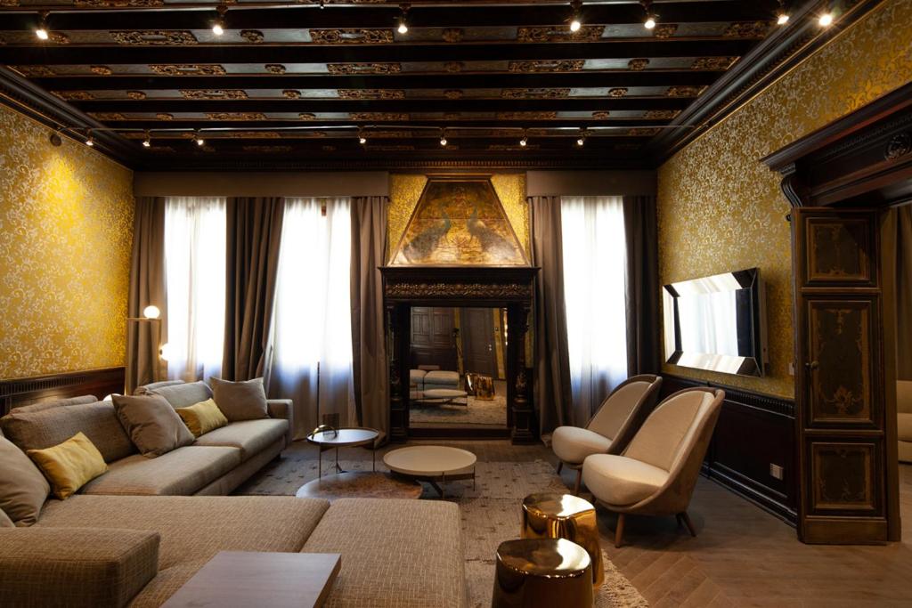 威尼斯Palazzo Pianca的带沙发和壁炉的客厅