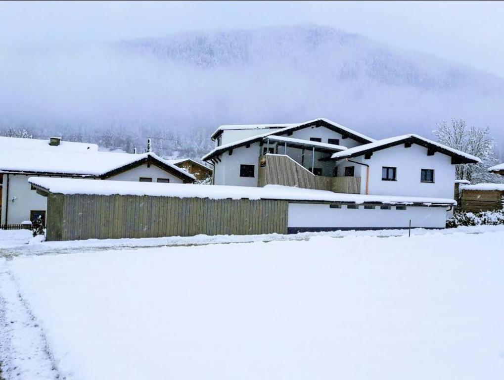 蓬高地区埃本vista monte的一群下雪的房屋