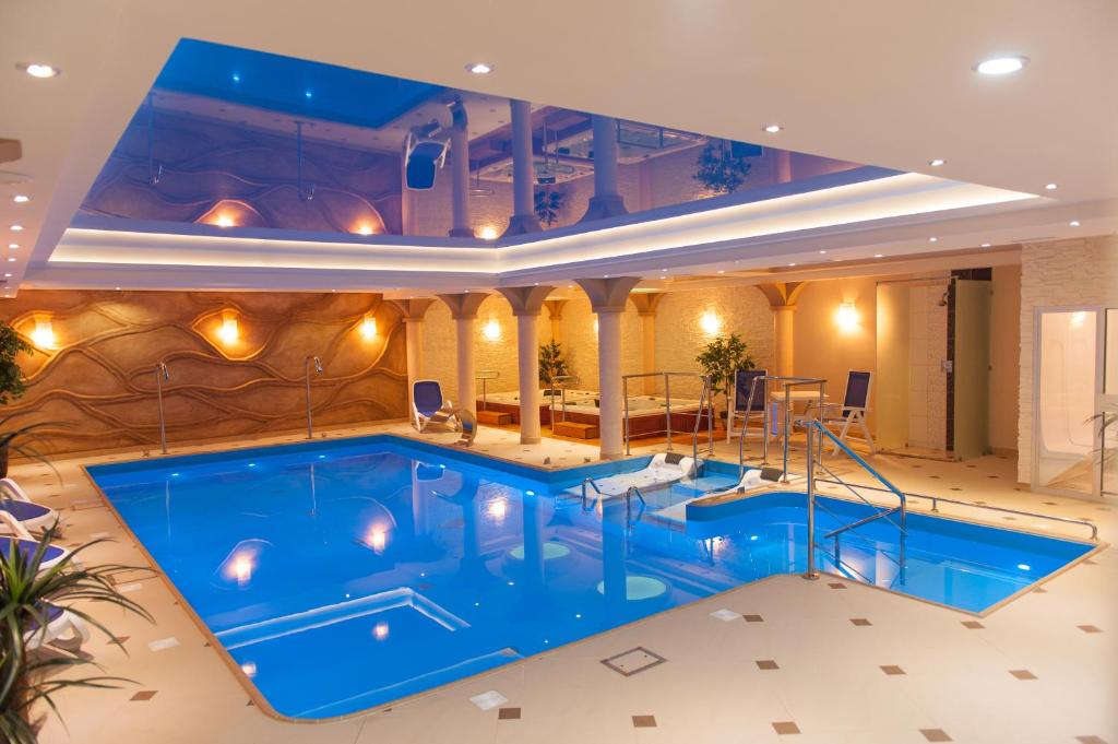 库多瓦-兹德鲁伊Hotel Adam & Spa的一座蓝色海水的大型室内游泳池