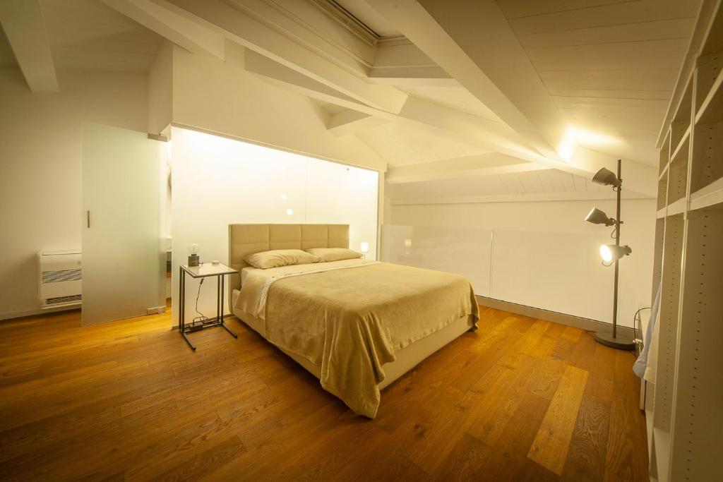 阿奇卡斯泰洛Mori Siciliani House的一间卧室设有一张大床,铺有木地板