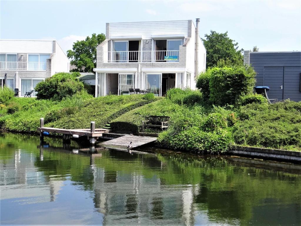 科特海讷Vakantiewoning direct aan het Veerse Meer的河畔的房子