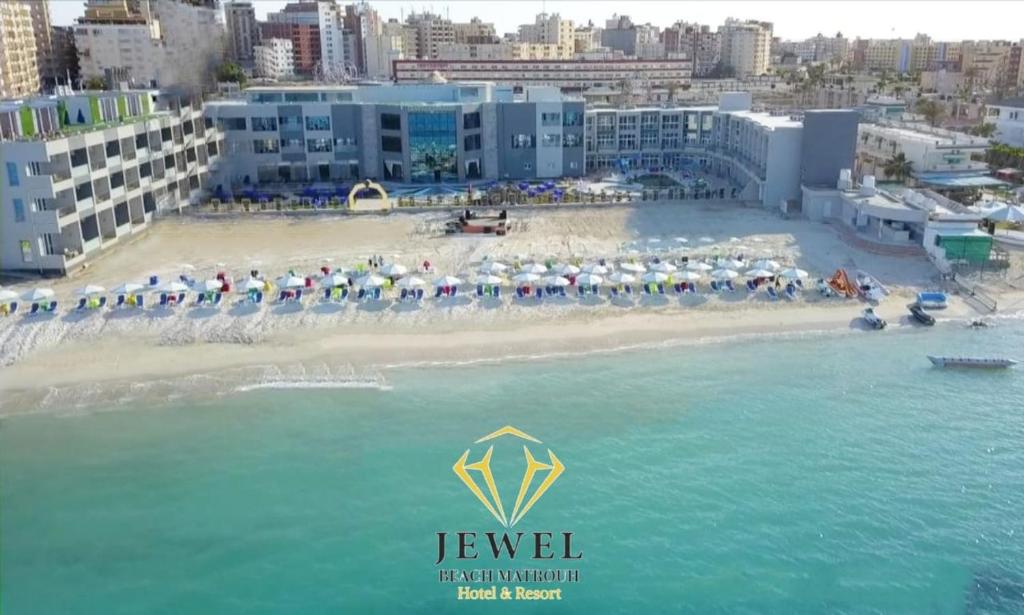 马特鲁港Jewel Beach Matrouh Hotel的海滩上放着一堆遮阳伞