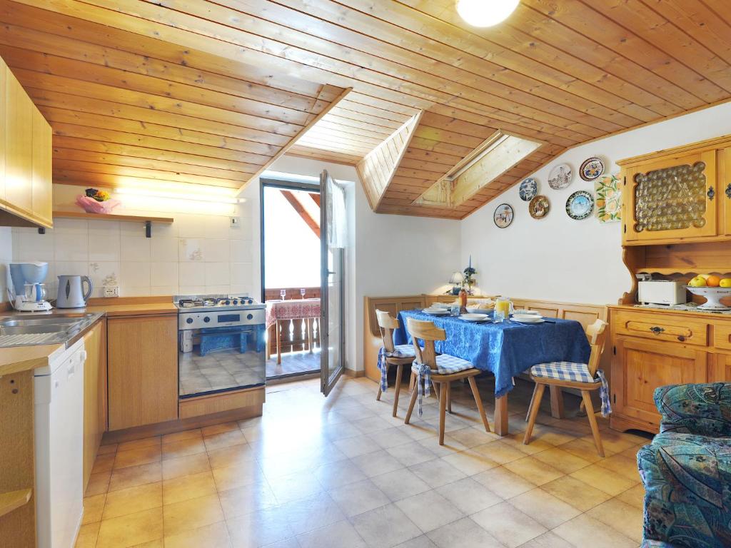 维哥迪法萨Apartment Tieja de Gotart-4 by Interhome的厨房配有一张带蓝桌布的桌子