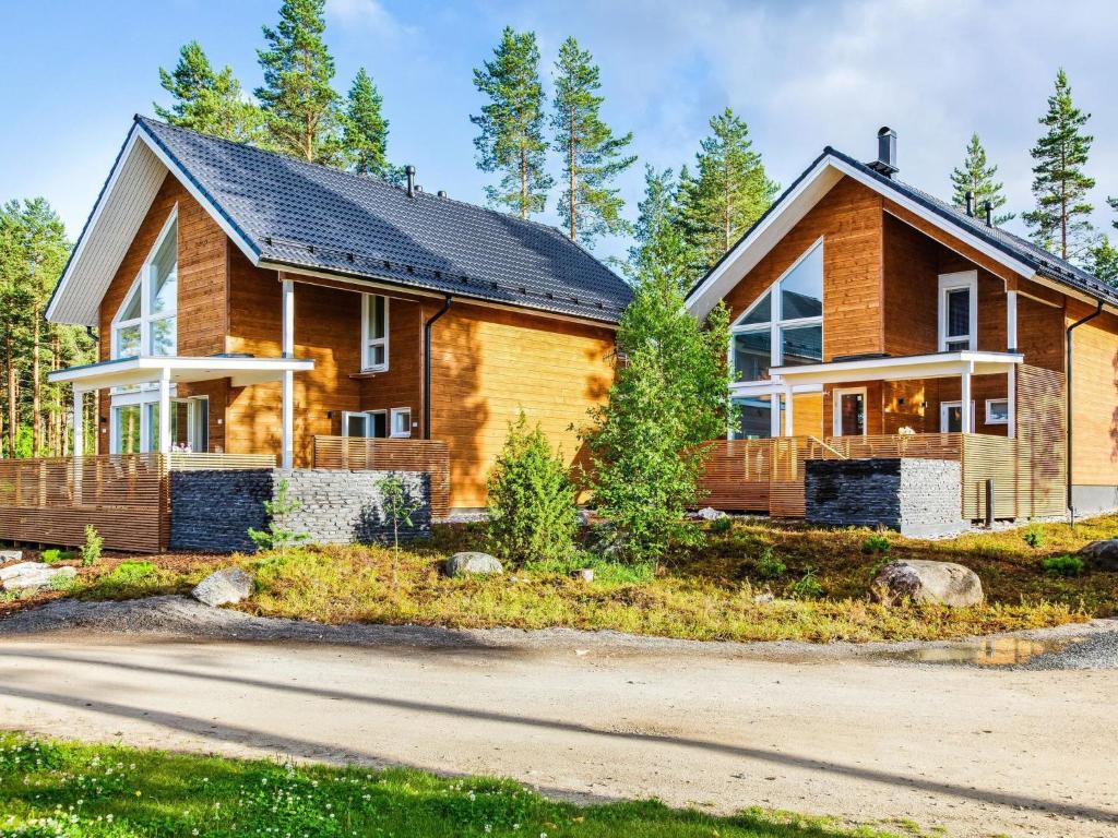 PälkäneHoliday Home Ritari by Interhome的黑色屋顶的木屋