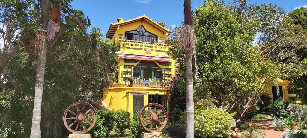 莱瓦镇Casa Realidad y Ensueño的前面有两辆车轮的黄色房子