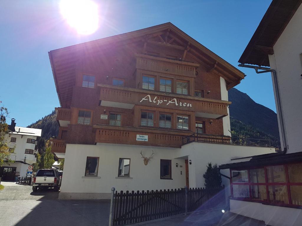 加尔蒂Alp-Aren - Silvretta Card Premium Betrieb的一座大建筑,上面有标志