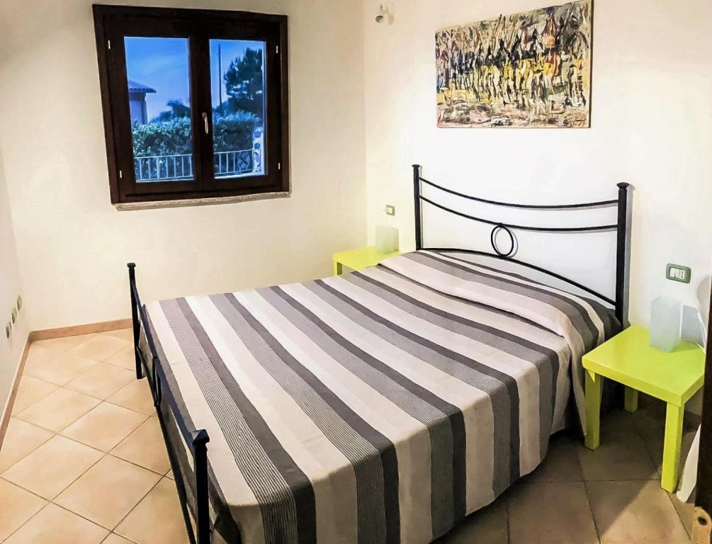 巴德希La dimora del Murales - Holiday home的一间卧室设有一张床和一个窗口