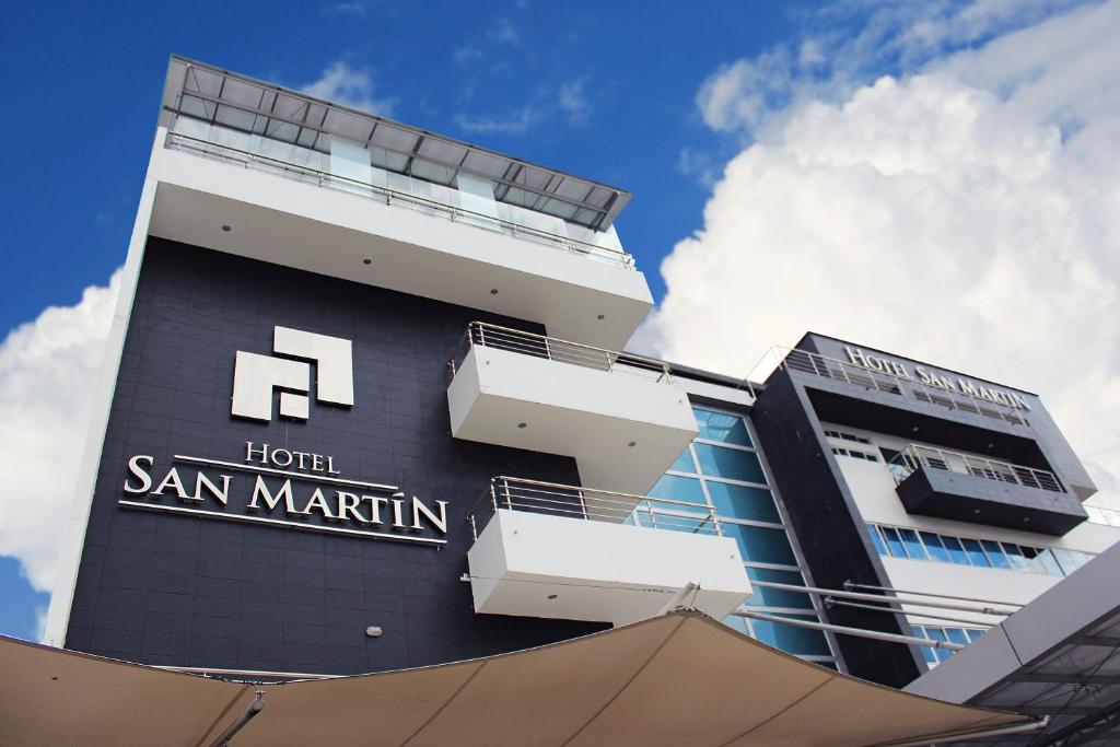 波帕扬Hotel San Martin Popayan的上面有桑丁标志的建筑