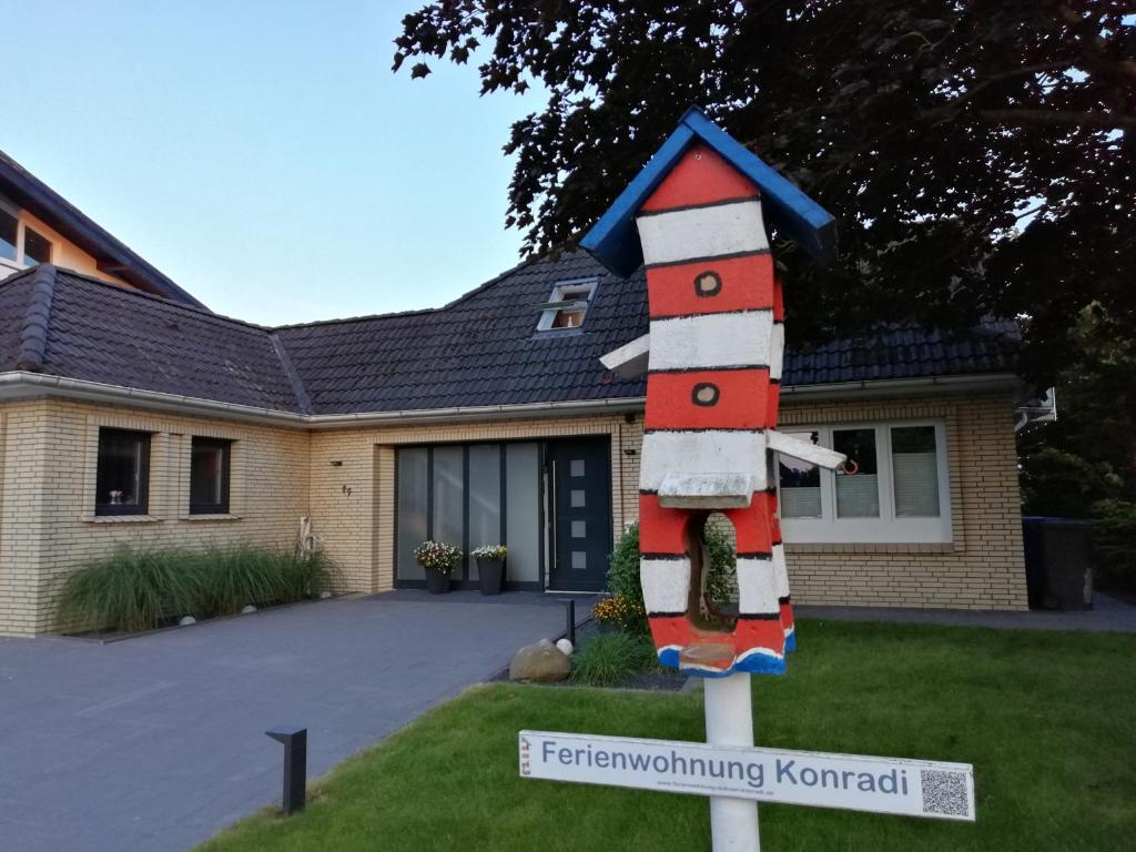 库克斯港Ferienwohnung Hermann-Daur-Weg的院子前有标志的房子