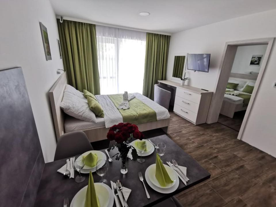 大梅杰尔VILLA MEGER的酒店客房配有一张床和一张餐桌。