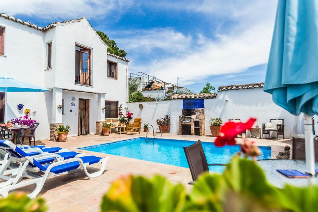 Pinos del ValleCasas Mundo Sol y Luna - 3 houses with pool, wifi & AC - Andalusia的一个带游泳池和庭院的别墅