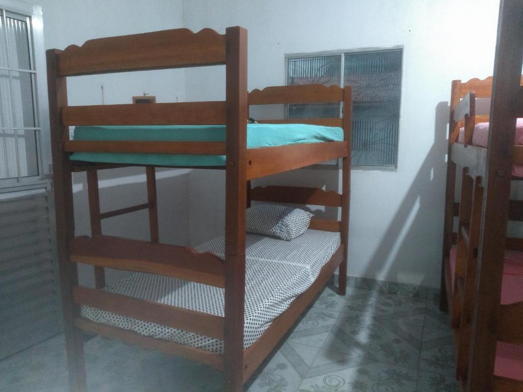 索雷Hostel Viajante Marajo的客房内的两张双层床