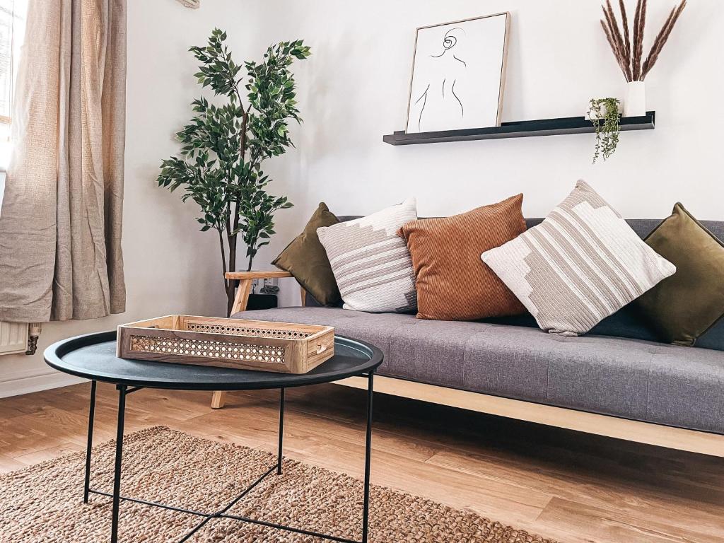 纽波特Hollybush Apartment, by Solace Stays的客厅配有沙发、枕头和桌子
